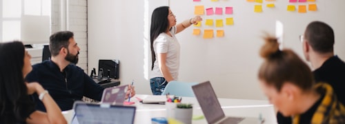 关于我们板块展示团队协作与专业服务的形象图片